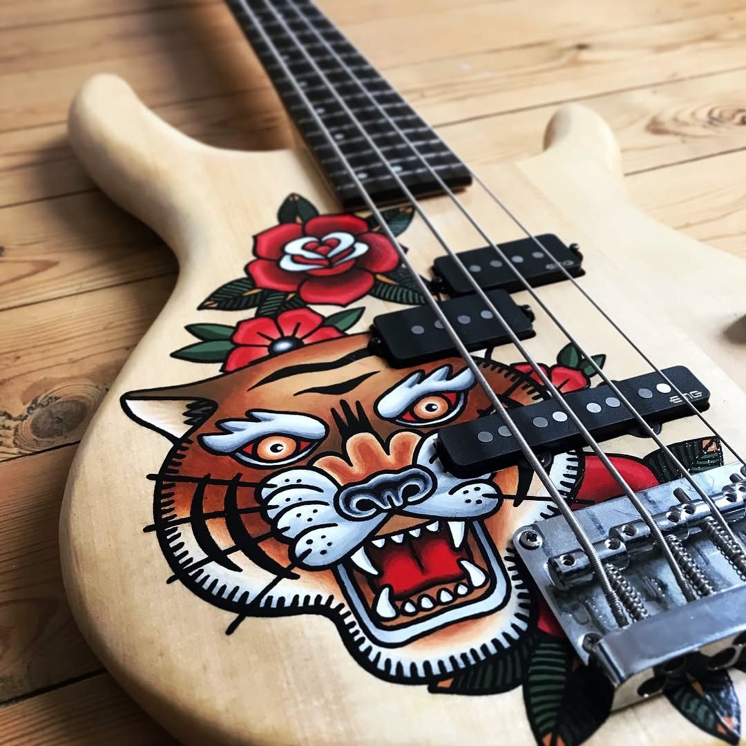Basse peinte d'une tête de tigre