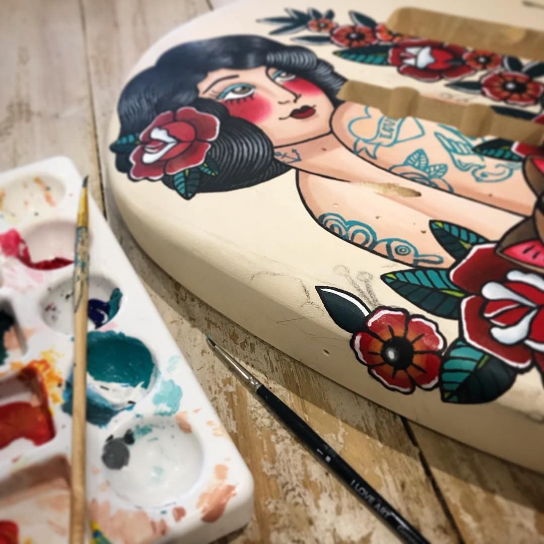 Pin-up en cours de peinture sur un corps de guitare