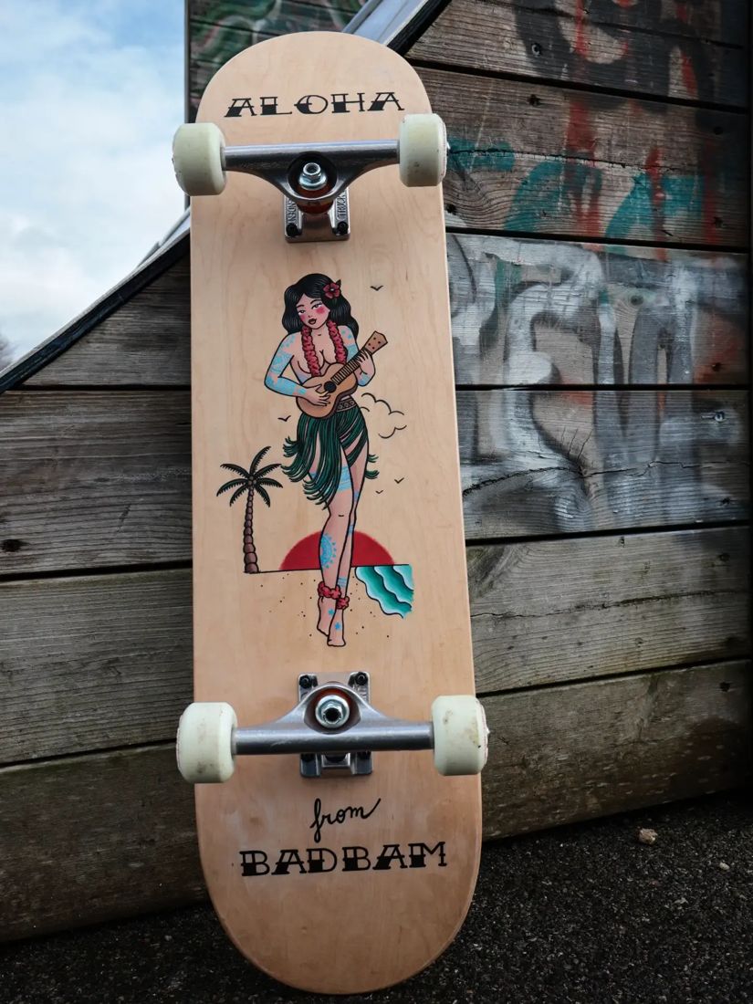 Skate Aloha peint à la main, pin-up hawaïenne, from Badbam